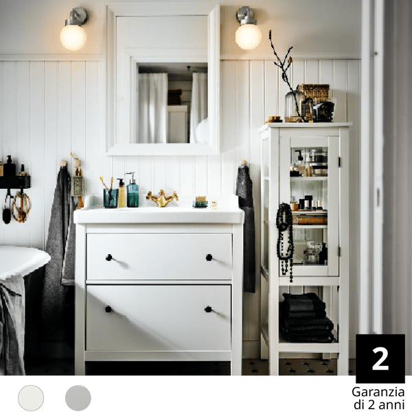 Un bagno bianco con mobili e accessori e nuovo prezzo più basso.
