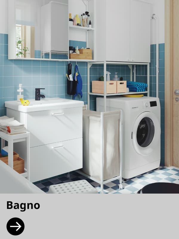 Un bagno con lavanderia di colore bianco.