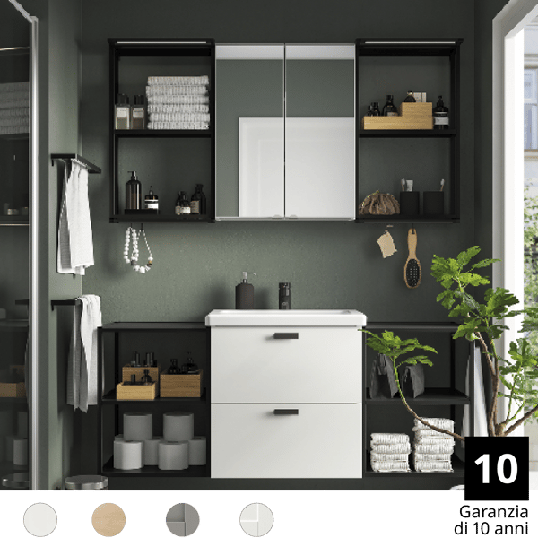Un bagno ENHET bianco con mobile lavabo con due cassetti, specchio contenitore con ante e alcuni accessori per la toilette.