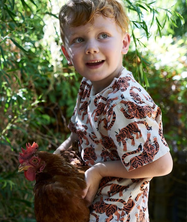 Un bambino tiene in braccio una gallina - IKEA