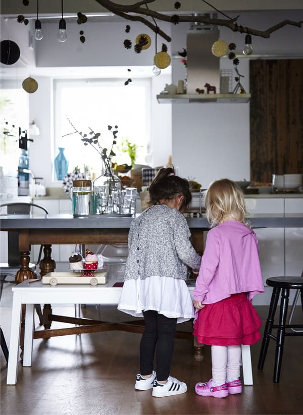 Un banc IKEA fait un magnifique plan de travail pour les enfants, pour aider en cuisine ou pour jouer