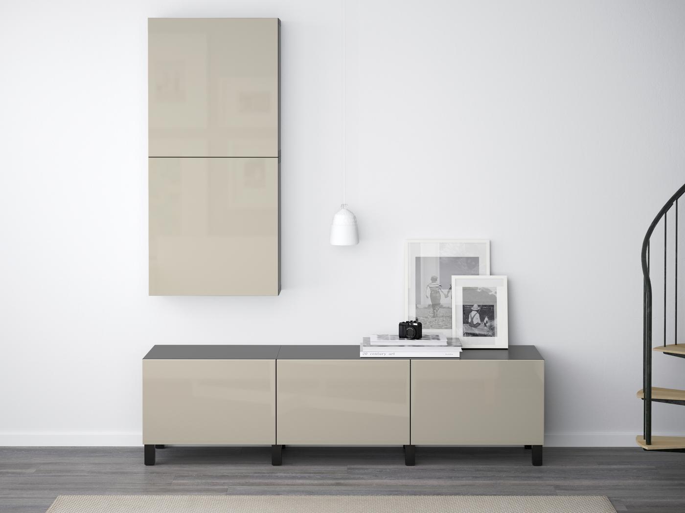 Un banc TV beige et un meuble de rangement mural BESTA.