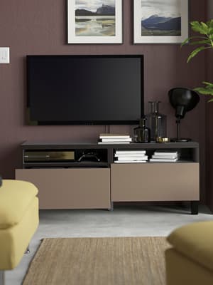 Un banc tv BESTA dans un salon avec des canapés jaunes