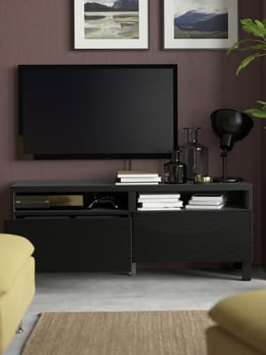 Un banc TV BESTÅ noir.