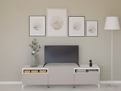 Un banc TV moderne avec des portes HAMMARSMED avec poignées intégrées offrant  Il offre un grand espace de rangement.