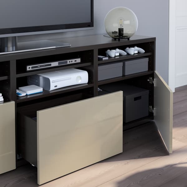 Un banc TV ouvert montrant l'intérieur bien rangé