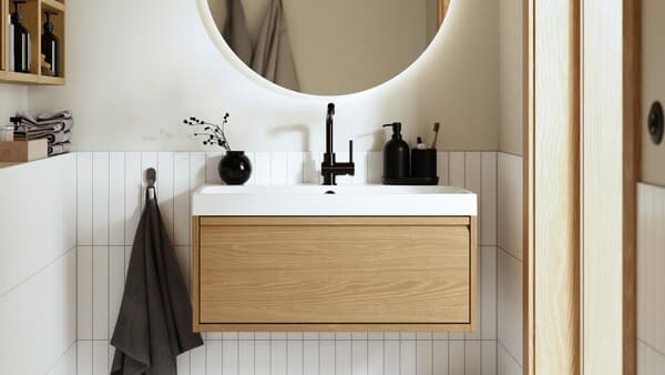 Un baño con un muebles lavaplatos ÄNGSJÖN de madera.