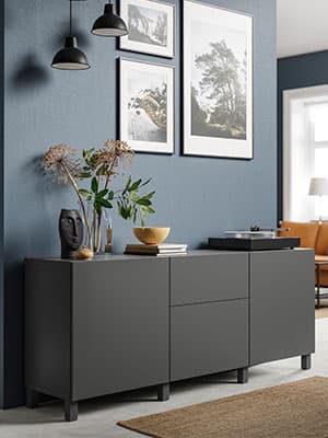 Un buffet avec des portes LAPPVIKEN grises sur lequel est posé des éléments de décoration.