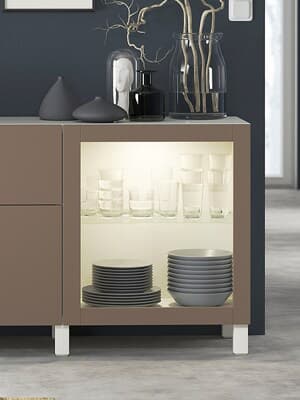 Un buffet avec des portes vitrées SINDVIK brun