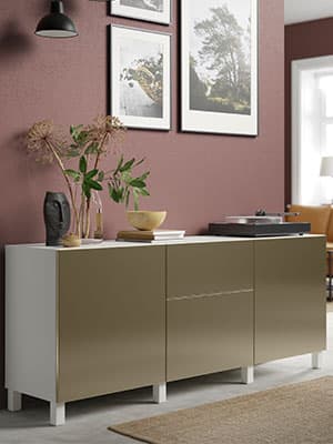 Un buffet BESTA avec des portes RIKSVIKEN.