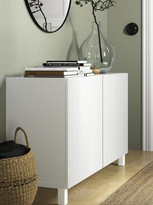 Un buffet BESTA avec des portes TIMMERVIKEN