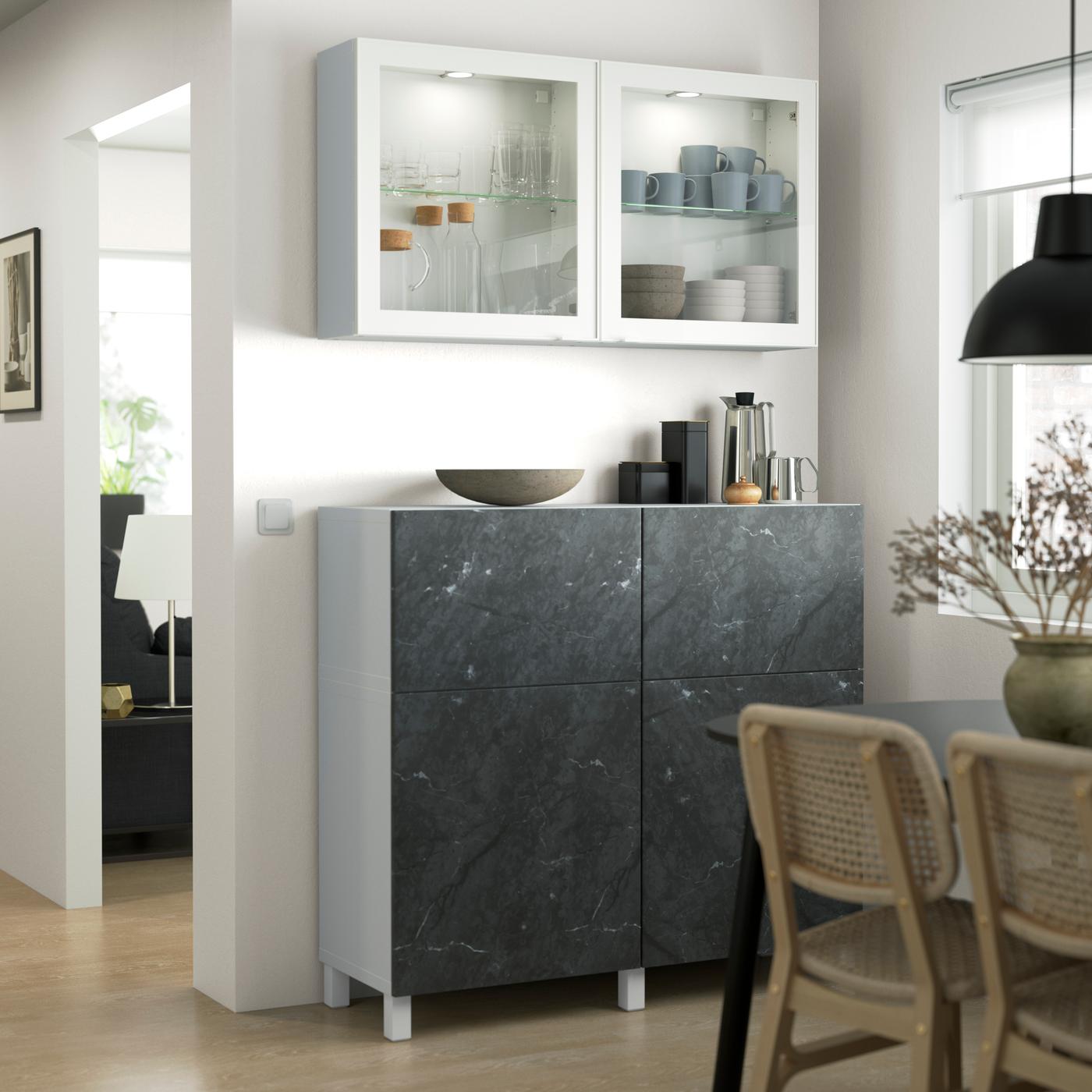 Un buffet BESTA dans une salle à manger.