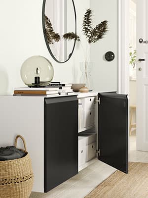 Un buffet BESTA pour lequel la porte HAMMARSMED est ouverte laissant voir l'intérieur. 