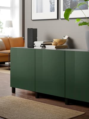 Un buffet dans un coin du salon avec des façades vertes.