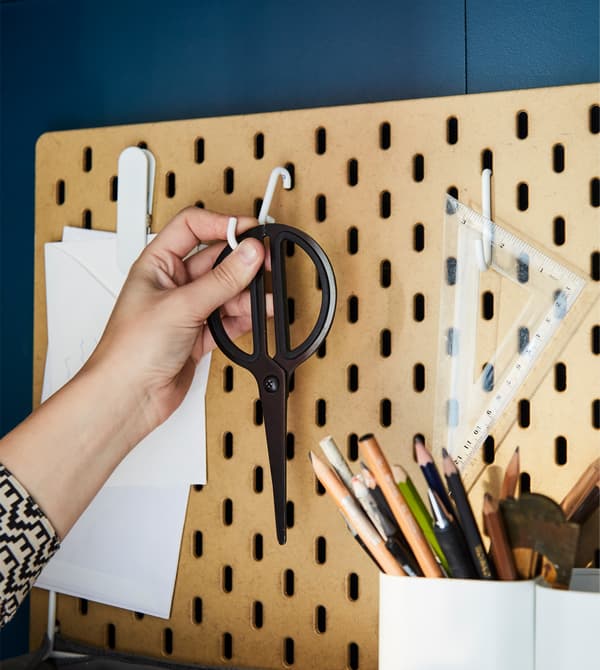 Un bureau bien organisé est avant tout un bureau bien personnalisé. SKÅDIS, le panneau perforé en fibres de bois verni de chez IKEA, existe en différentes dimensions et possède des tas d’accessoires, comme des crochets en acier thermolaqué blancs pour accrocher les ciseaux et autres.
