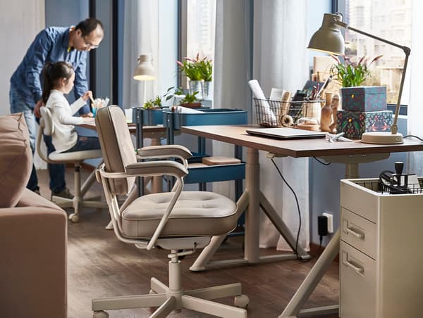 Un bureau et ses accessoires&thinsp;: une machine à écrire, une étagère et deux lampes de travail