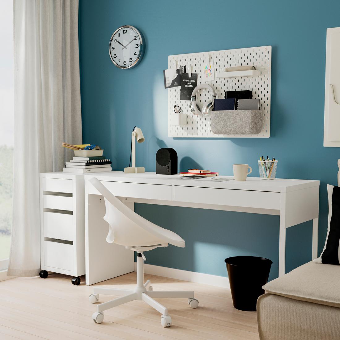 Un bureau MICKE avec une chaise de bureau.