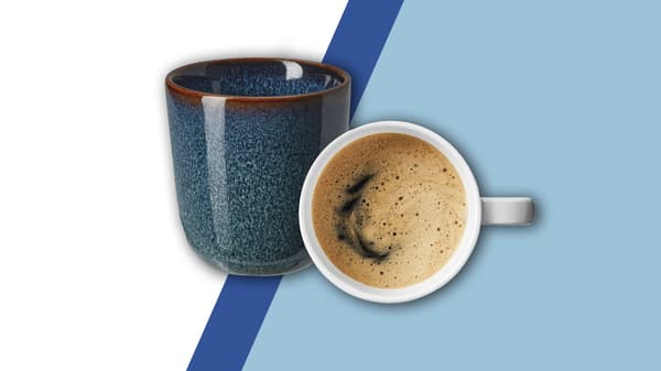 Un caffè in una tazza blu e in una bianca
