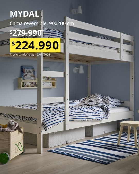 Un camarote IKEA MYDAL de madera con ropa de cama a rayas. La cama con precio especial.