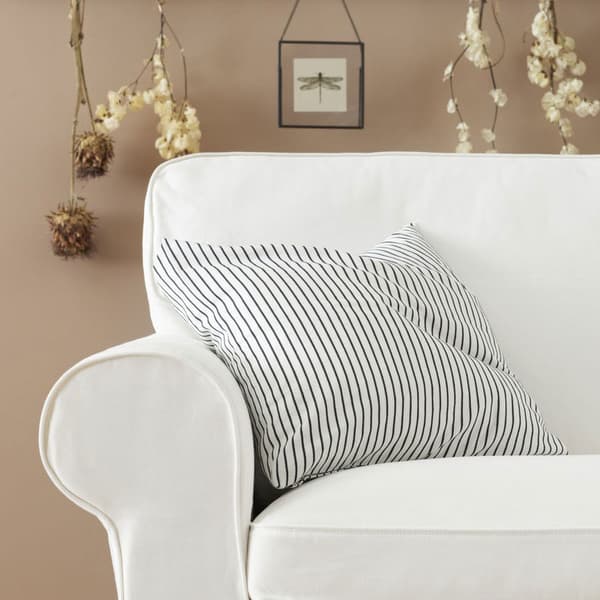 Un canapé blanc en tissu