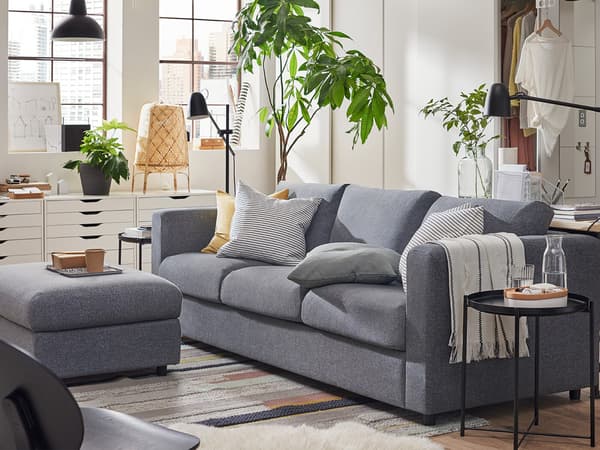 Un canapé FINNALA dans le salon lumineux d’un appartement.