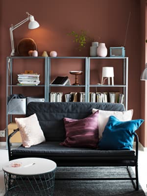 Un canapé-lit HAMMARN gris dans un petit salon.