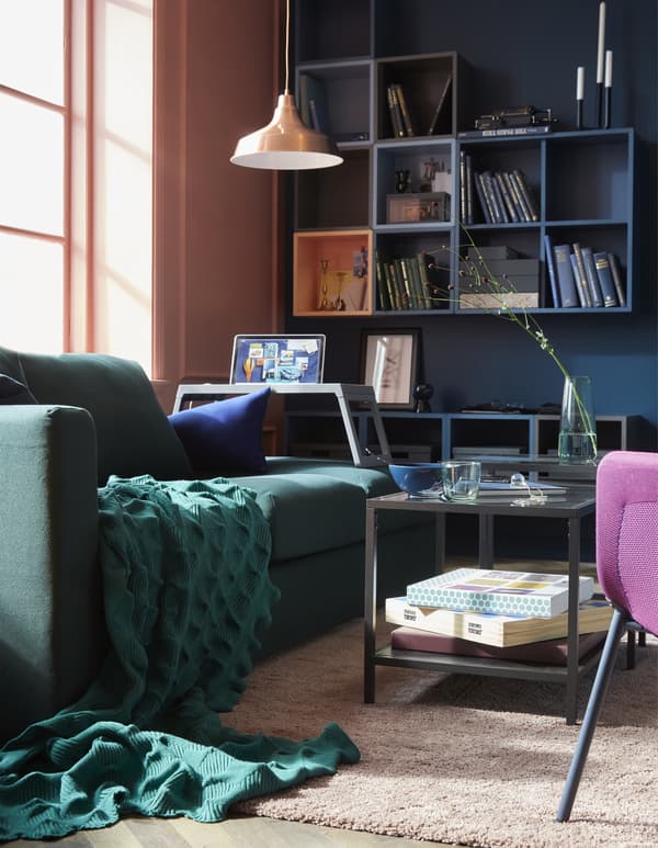 Un canapé moderne comme le canapé 3 places VIMLE de IKEA est confortable, flexible et multifonction. Il est revêtu d’une housse polyester Gunnared vert foncé, agençable en fonction de votre espace, et vous pouvez ranger des choses dans son repose-pieds.