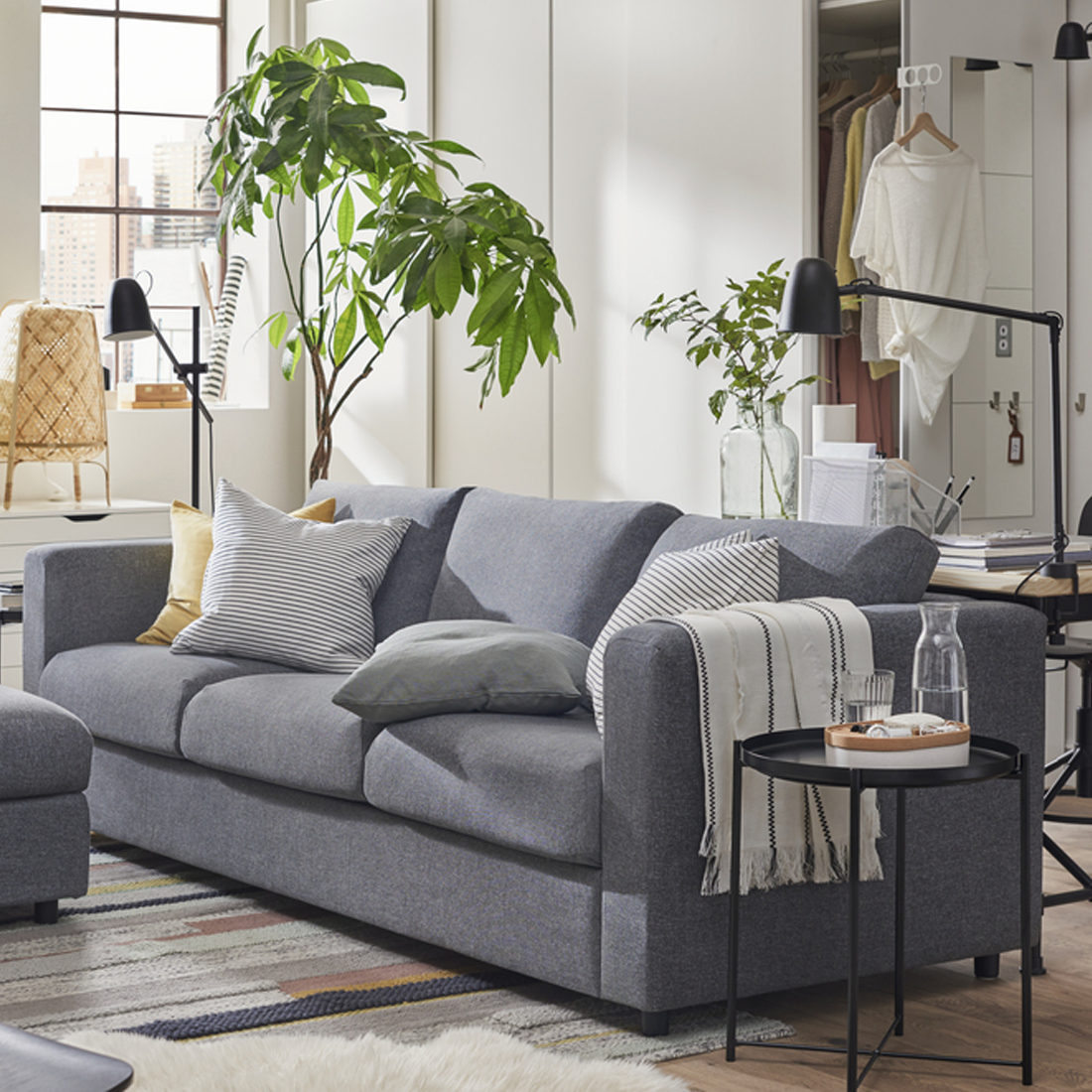 Un canapé VIMLE gris