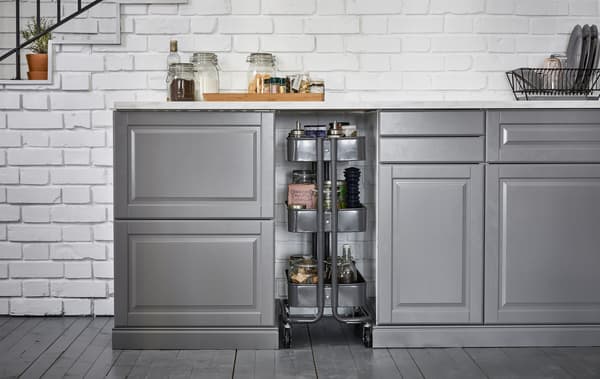 Un carrello tra i mobili della cucina: una soluzione per sfruttare gli spazi inutilizzati - IKEA