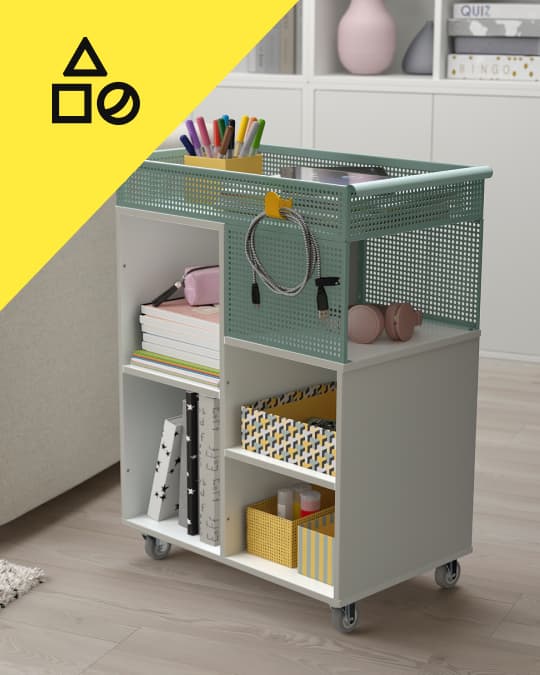 Un carrito con ruedas para guardar accesorios infantiles.