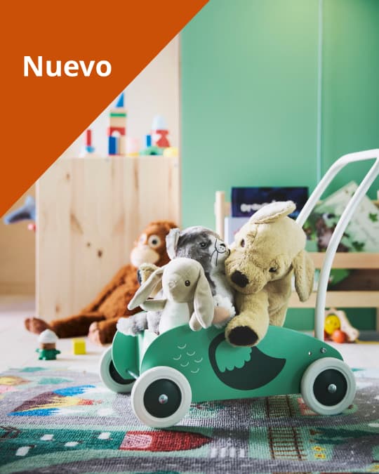 Un carro de arrastre infantil con peluches en el interior.