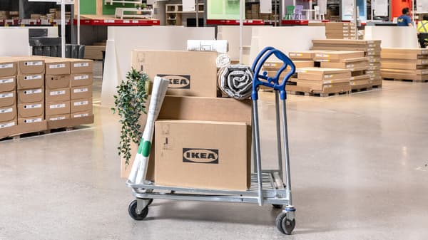 Un carro IKEA con cajas en su interior.
