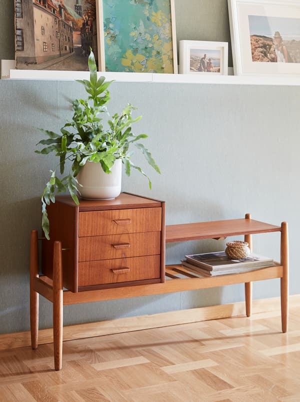 Un classico del design anni ’60: la panca per l’ingresso SPECTUM in impiallacciatura di teak e rovere massiccio con tre cassetti e una parte per sedersi.