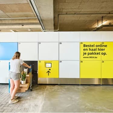 Un client utilisant un système de lockers chez IKEA.