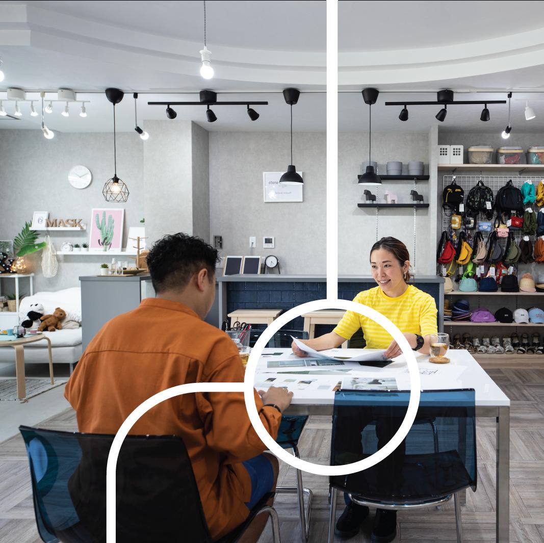 Un cliente e un consulente IKEA sono seduti a un tavolo e stanno valutando alcune opzioni per la vendita di un'attività commerciale.