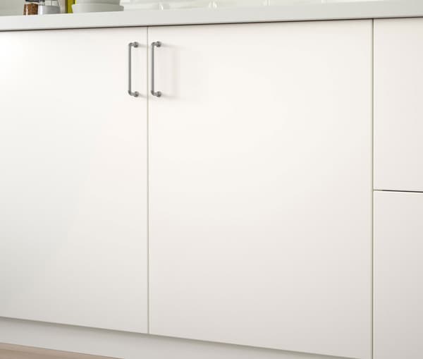 Un close up de una cocina IKEA con frentes de cocina VEDDINGE.