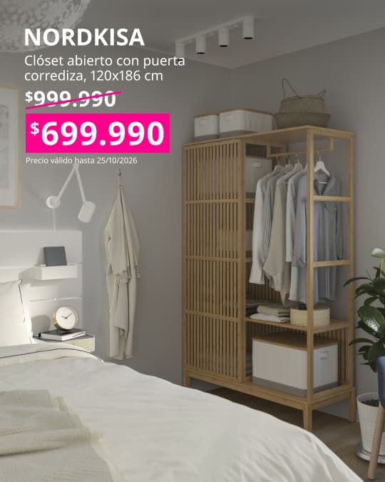 Un clóset abierto NORDKISA de bambú con puerta corredera en el dormitorio.