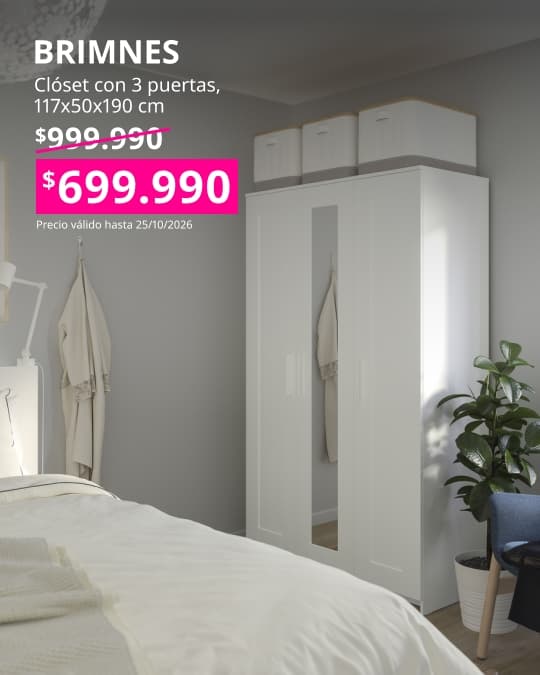 Un clóset BRIMNES blanco de tres puertas en una habitación.