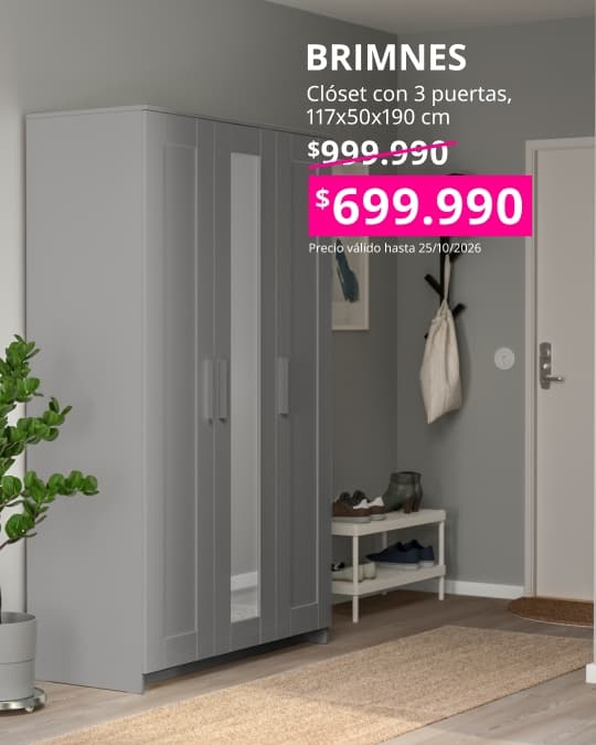 Un clóset BRIMNES color gris en una habitación
