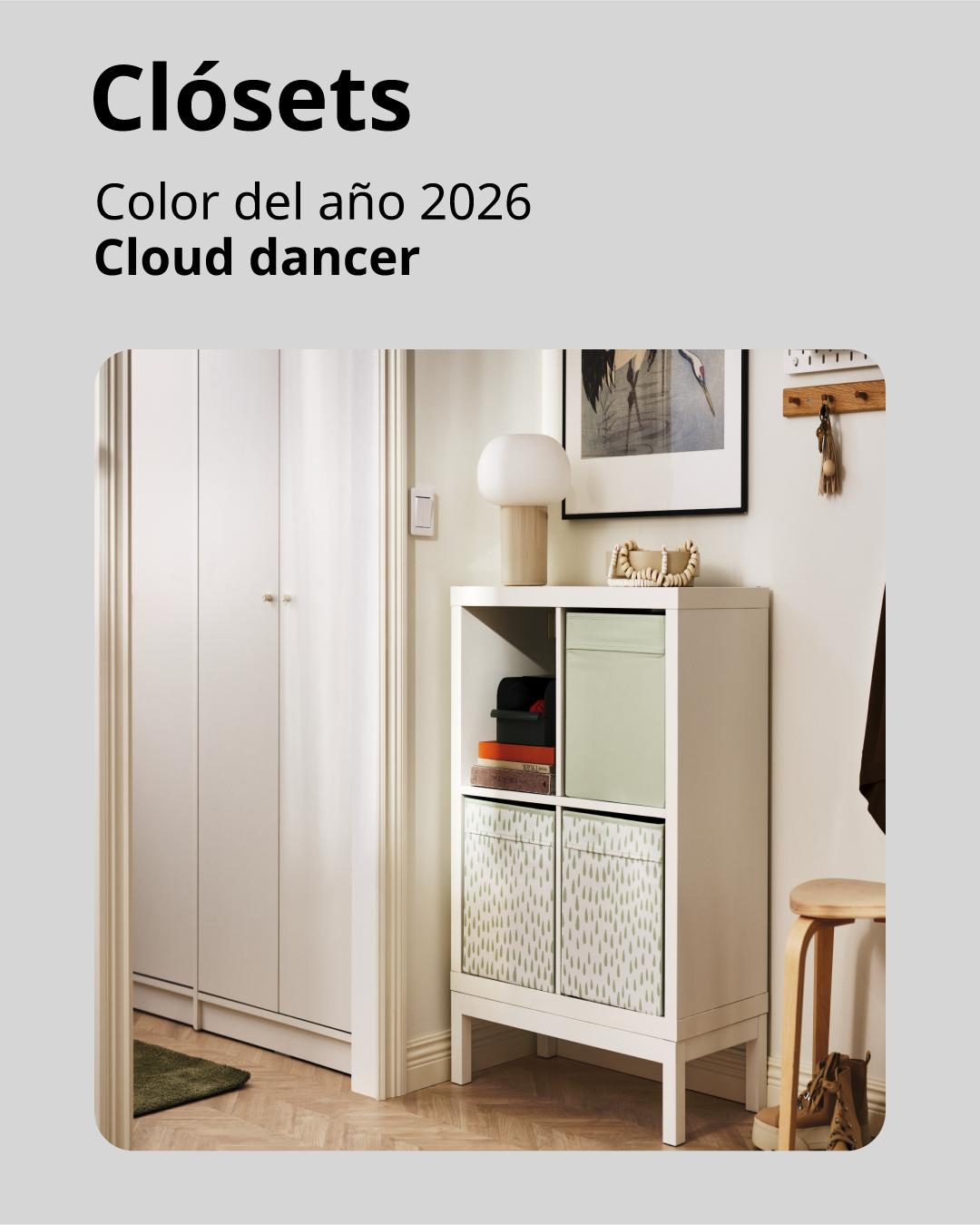 Un clóset en la entrada de una casa y al costado un buffet con una lámpara de mesa.