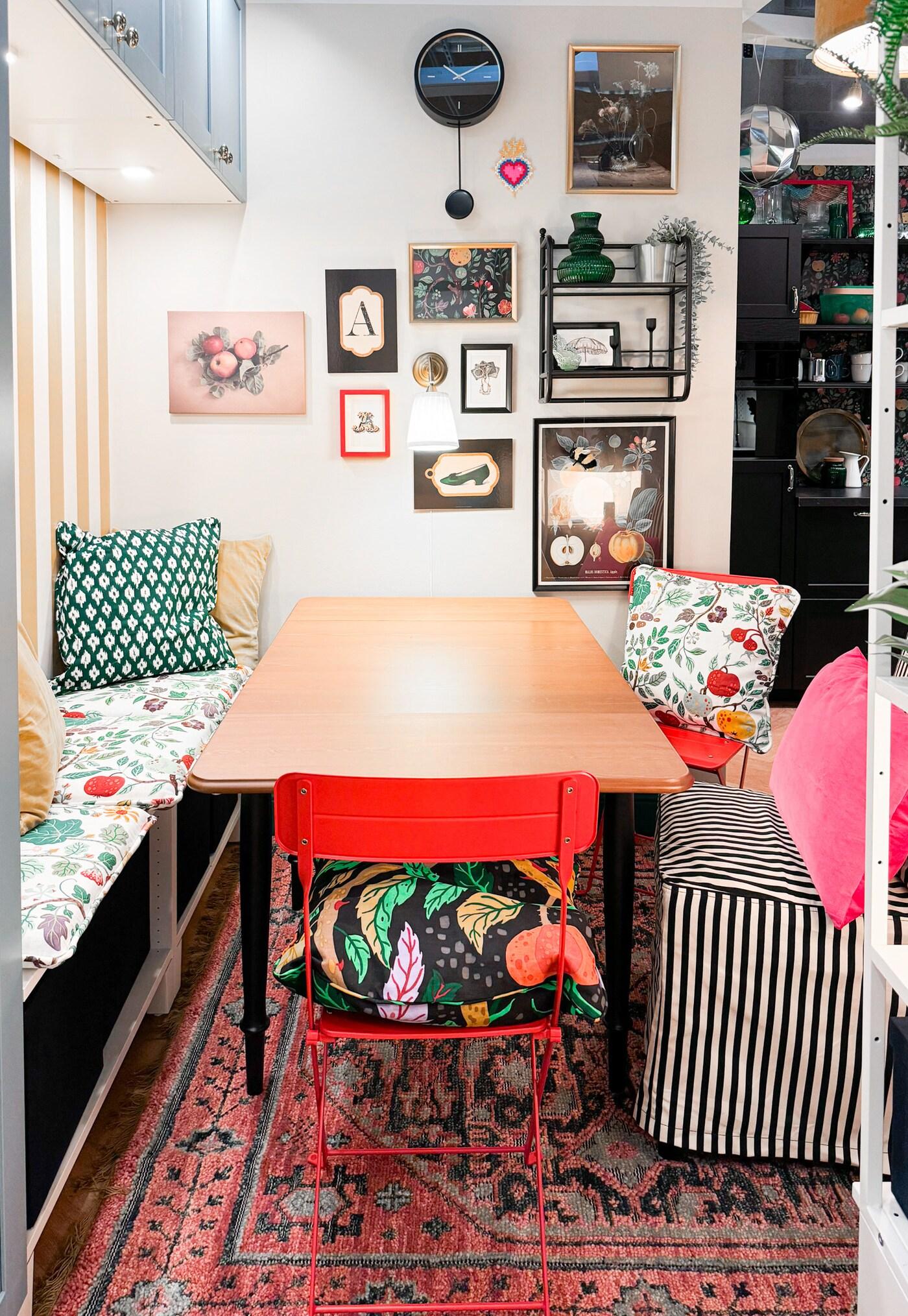 Un coin repas dans un petit salon