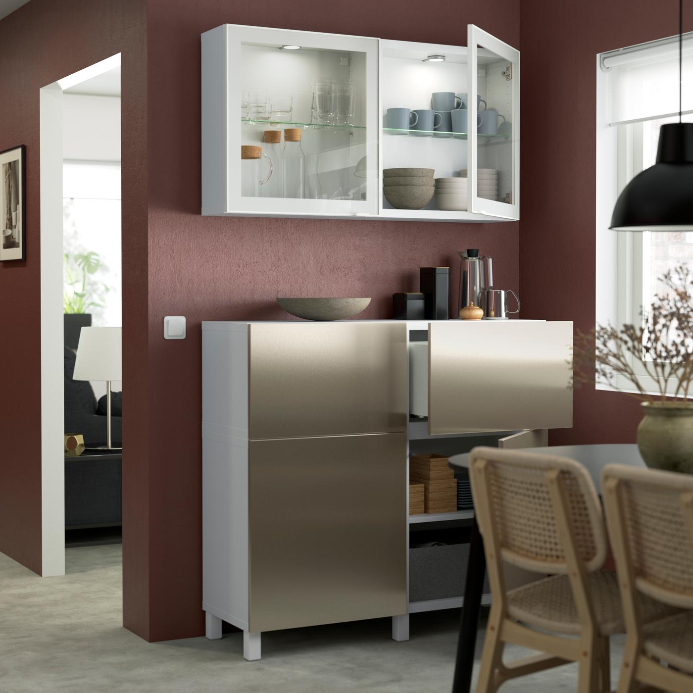 Un coin salle à manger composé d'une table, des chaises et d'un buffet avec des façades RIKSVIKEN.