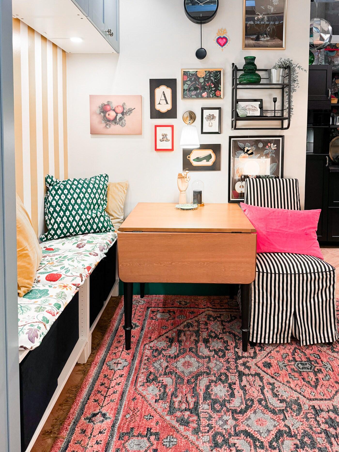 Un coin salon personnalisé avec une banquette en face d'une table à rabat.