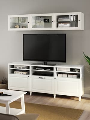 Un coin TV avec des solutions de rangements BESTA et des portes SMEVIKEN.