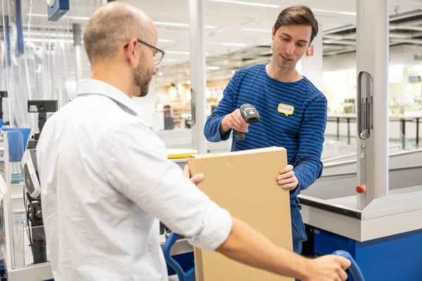 Un colaborador marcando un producto en la caja.