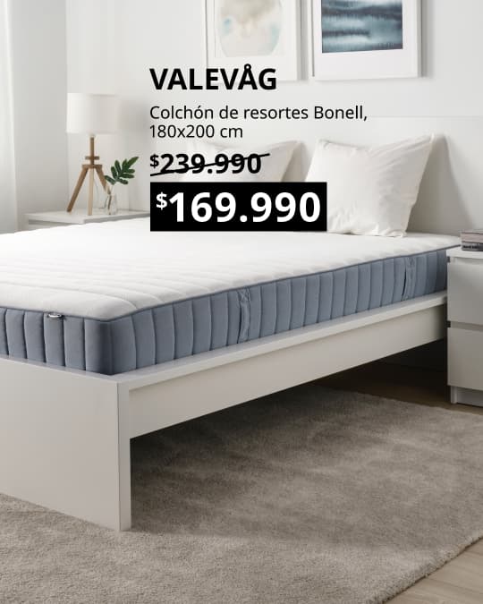 Un colchón VALEVÅG sobre una cama y el colchón con precio de descuento.