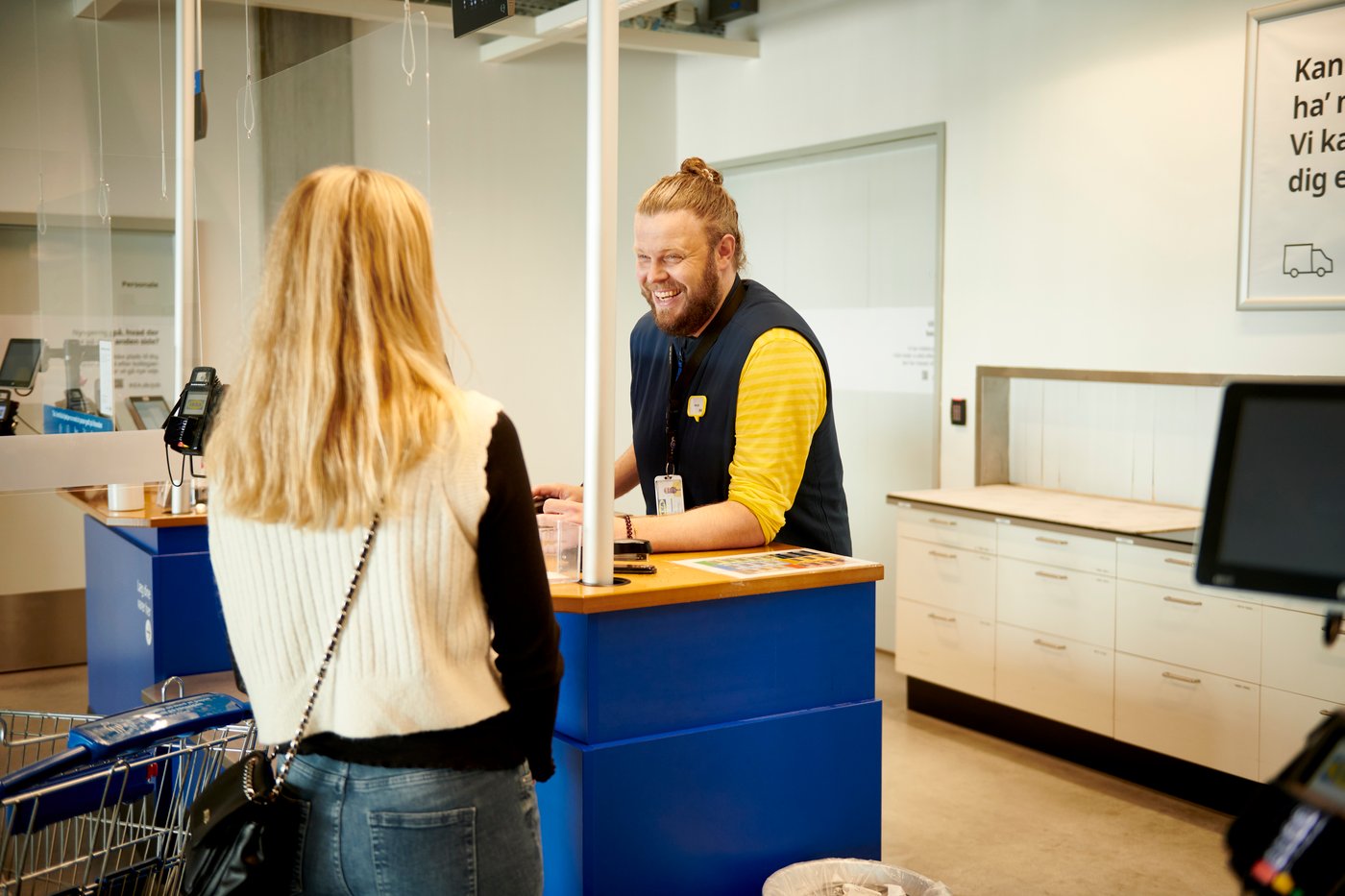 Un collaborateur IKEA accueille une cliente au service après-vente