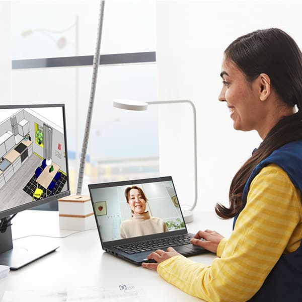 Un collaborateur IKEA réalise un plan d’aménagement d’entreprise pour un client lors d’une séance de planification en ligne.