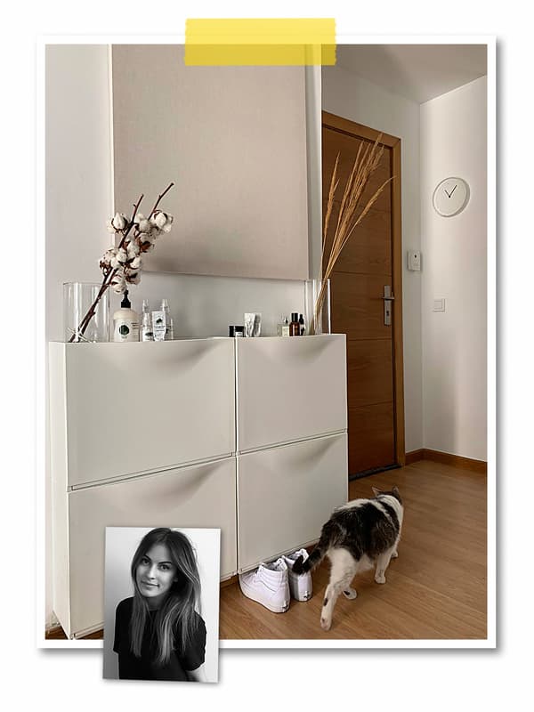 Un collage de deux photos: un hall d’entrée avec des armoires à chaussures blanches TRONES côte à côte sur lesquelles sont posés des vases, et le portrait d’une collaboratrice IKEA.