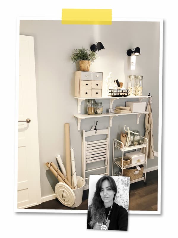 Un collage de deux photos : un rangement mural composé d'étagères, de lampes et d'une desserte HORNAVAN, et une photo d'une collaboratrice IKEA.